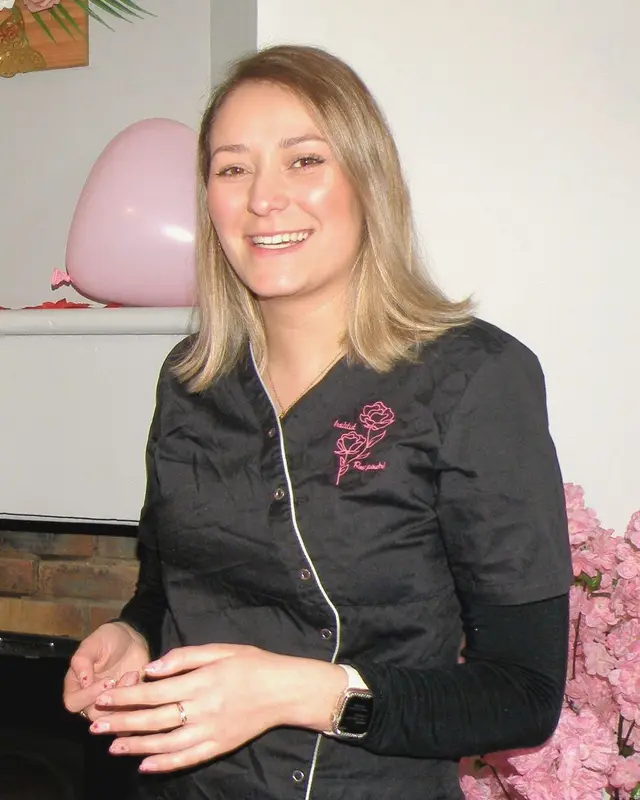 Jade, esthéticienne et gérante de l'Institut Rose Poudré, dans son institut