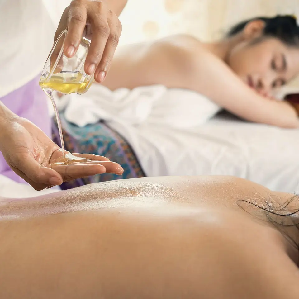 Huile de massage versée dans la main